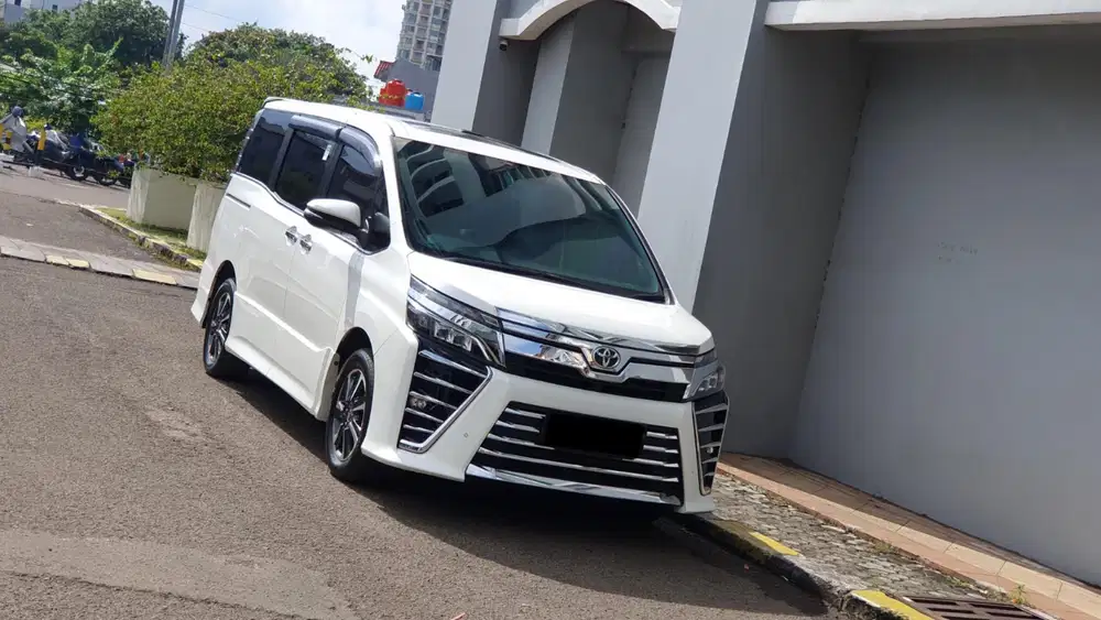 [ LOW KM ] Toyota Voxy 2.0 AT Putih Metalik NIK 2021/2022