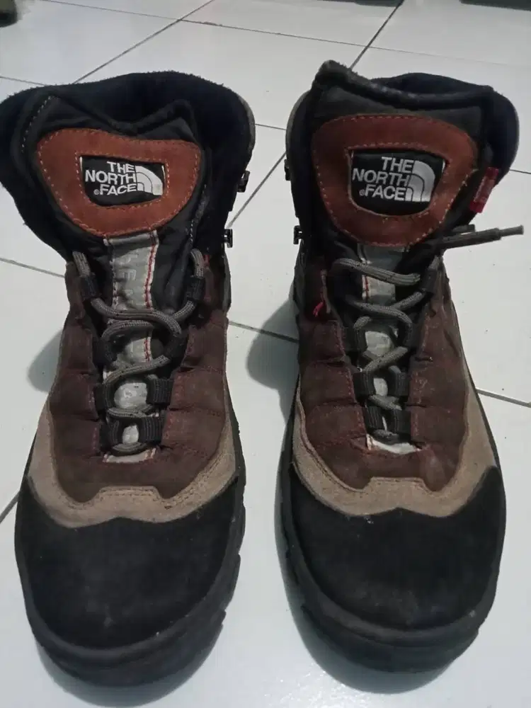 DIJUAL SEPATU GUNUNG MERK NORTHFACE MADE IN HONGKONG