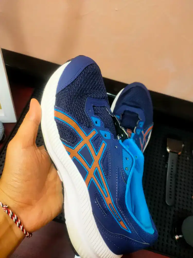 Di jual sepatu asics kondisi mulus