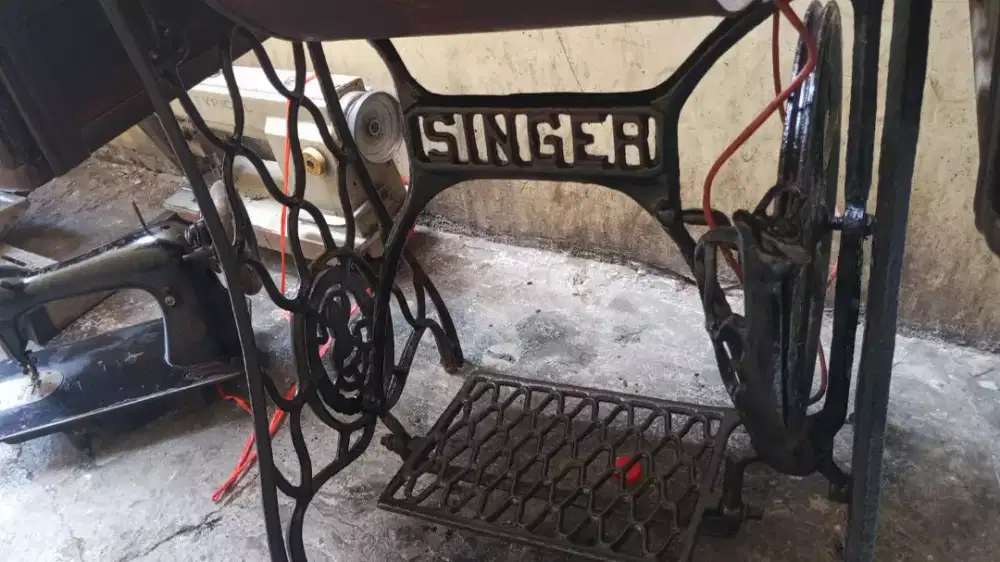 Meja kaki e mesin jahit