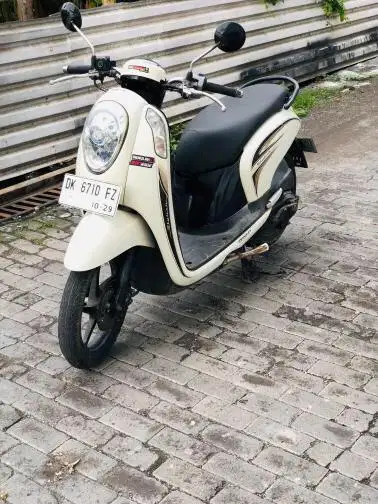 Scoopy th 2014 Mulus no Minus cat ulang seperti Baru