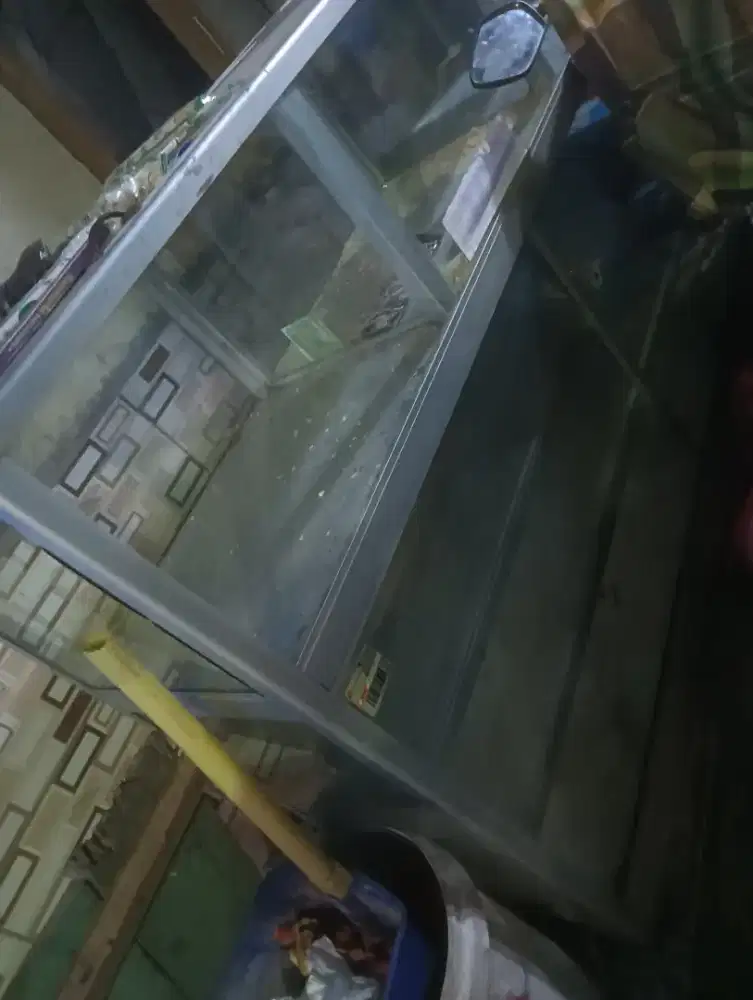 Etalase bekas masih mulus kokoh dan kuat