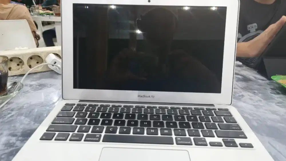 DI JUAL DI JUAL CEPAT MACBOOK AIR (11-INC, EARLY 2015)