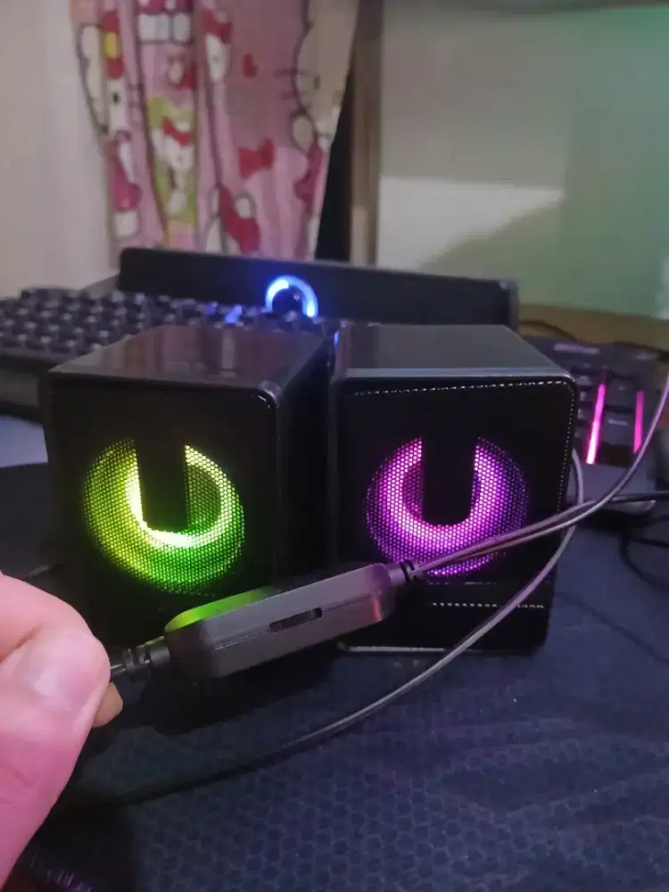 Sistem suara komputer dengan pencahayaan LED.