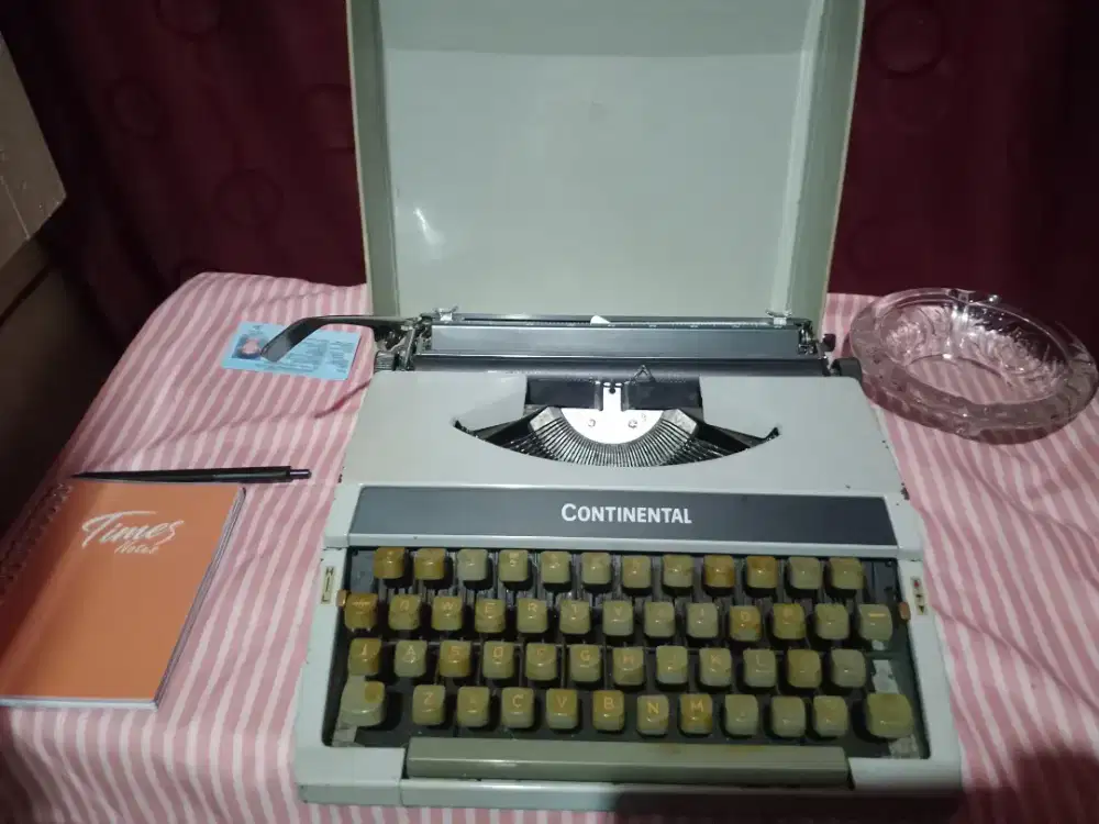 Mesin ketik manual lawas