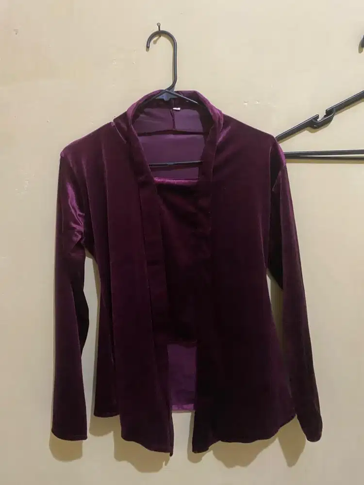 kebaya bludru maroon