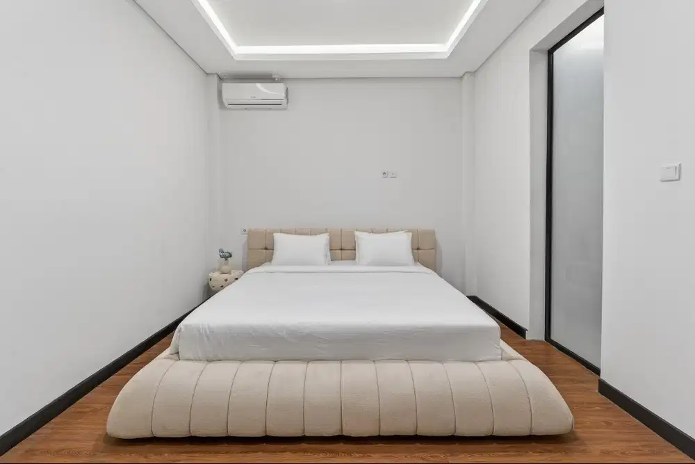 Villa Modern 4 Kamar Tidur + Kolam Renang di Kerobokan – Dekat Canggu