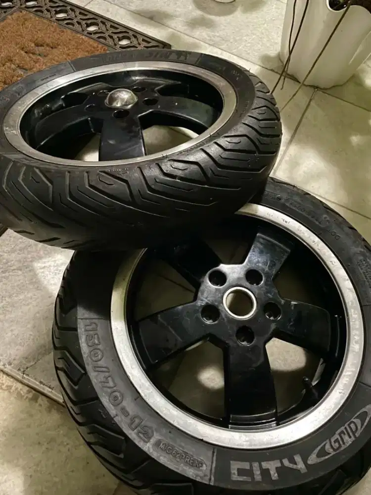 JUAL VELG VESPA GTS RING 12 DAN BAN PIRELLI KONDISI SEPERTI BARU