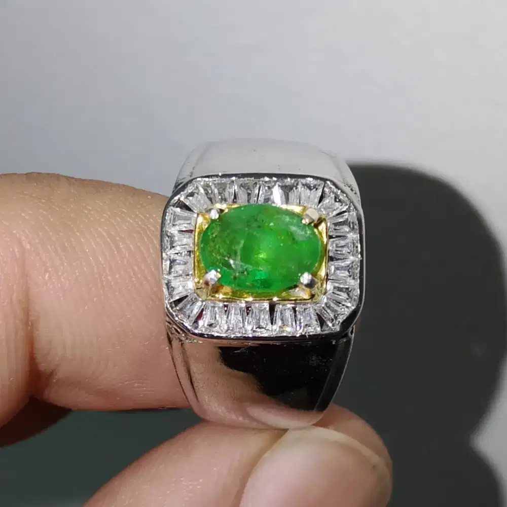 Natural Emerald Beryl 0.91 Ct(s)