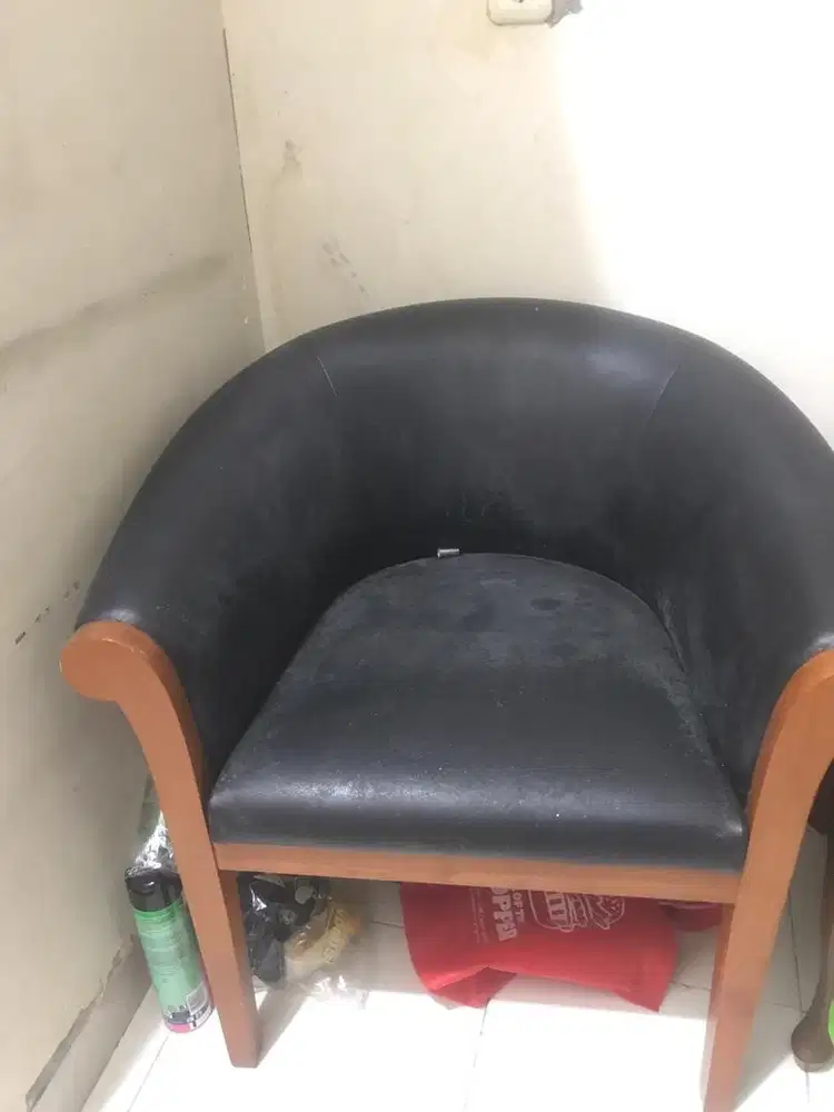 Kursi kulit warna hitam