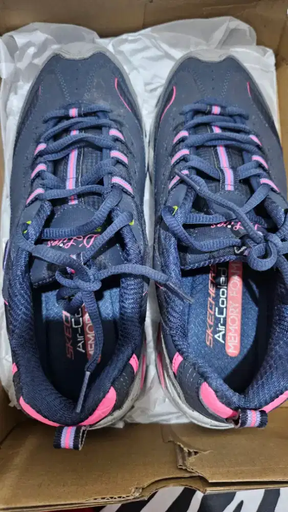 Sepatu skechers size 38