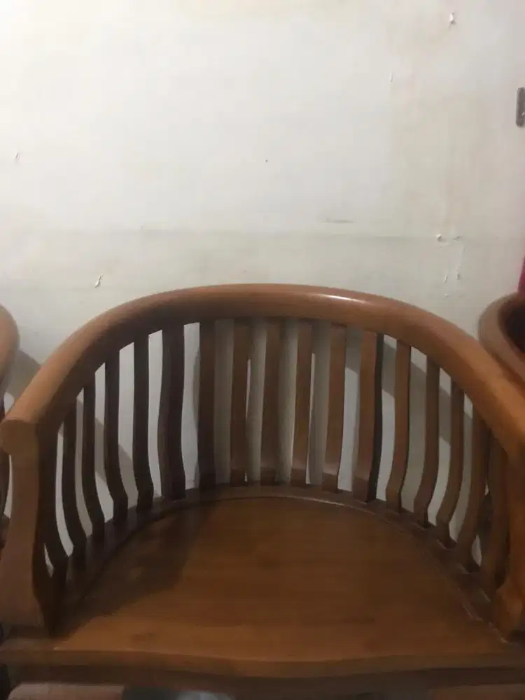 1 kursi kayu cokelat