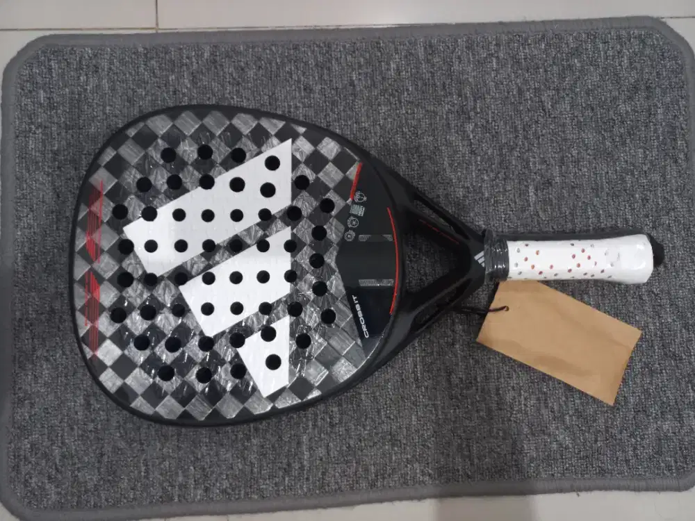 Raket padel merk Adidas