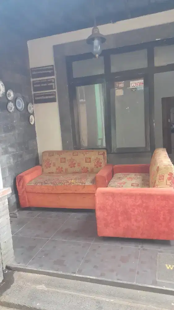 sofa bekas warna orange 1 warna coklat 1