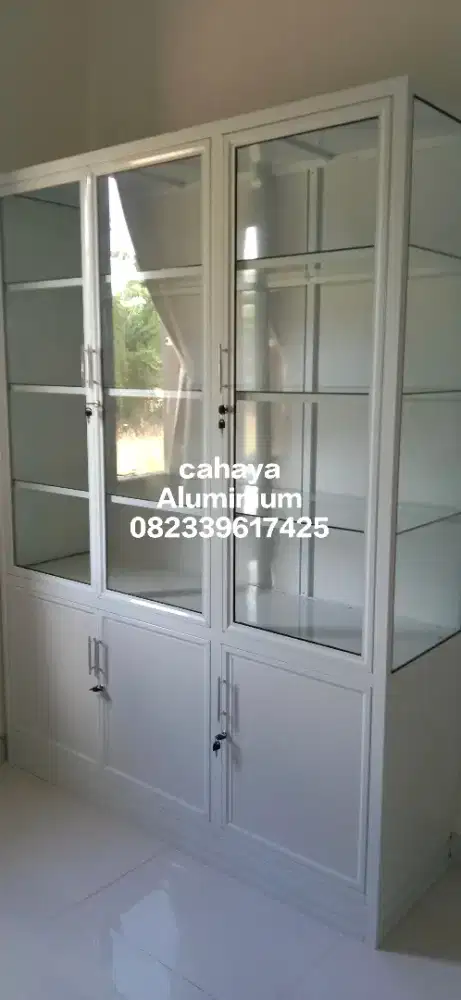 Lemari pajangan 3 pintu