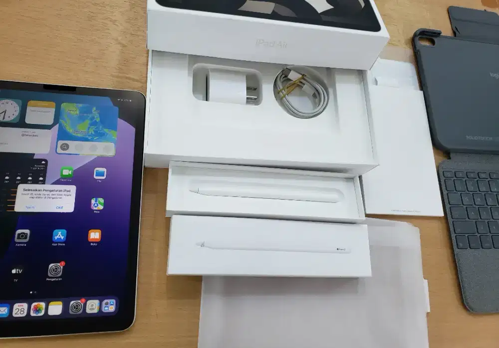 iPad Air 5 M1 256GB Wifi Starlight Mulus plus keyboard dan pencil