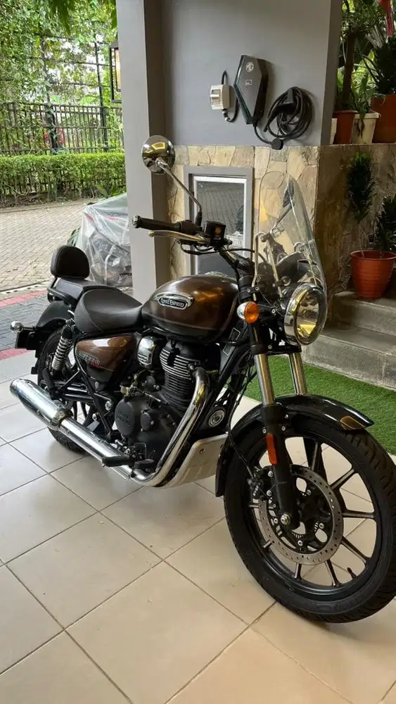 KM 600 perak, 2023 Royal Enfield Meteor 350