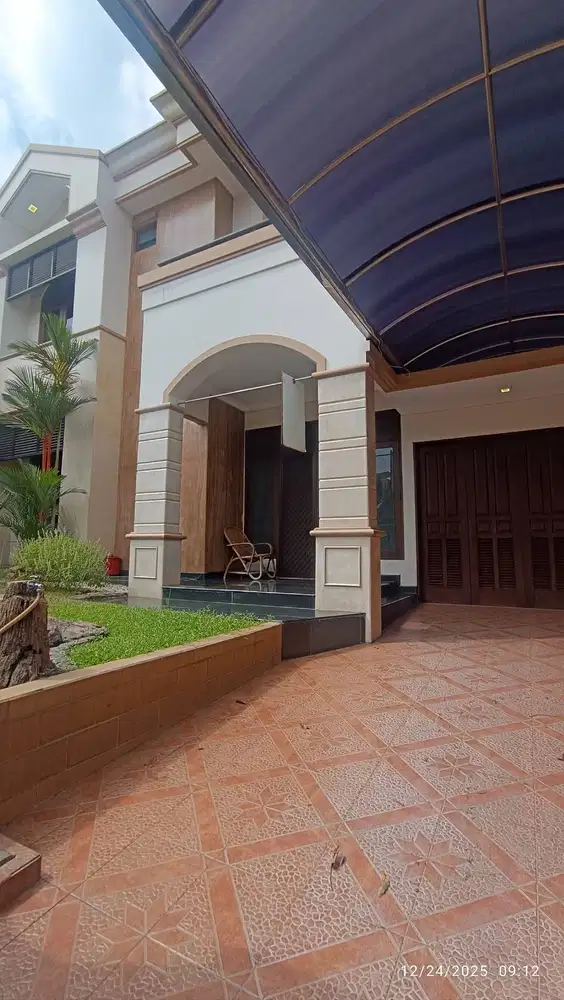 Rumah homey asri di Graha Family dekat National Hospital sudah SHM