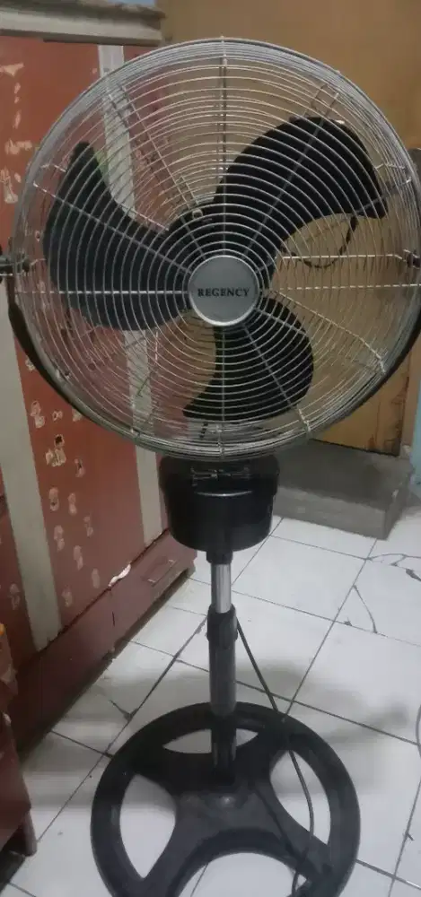 Kipas tornado berdiri Regency 18 inc