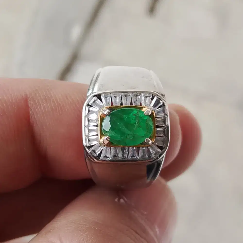 Natural Emerald Beryl 0.91 Ct(s)