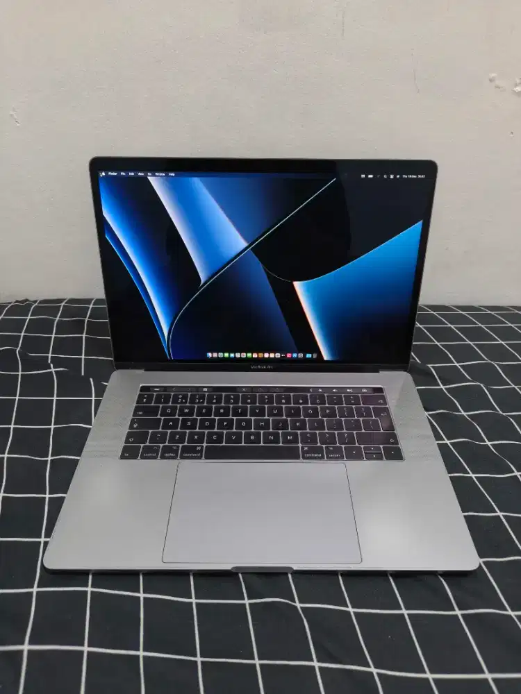 Macbook pro 15 inch 2017 i7 16gb/512gb dual vga