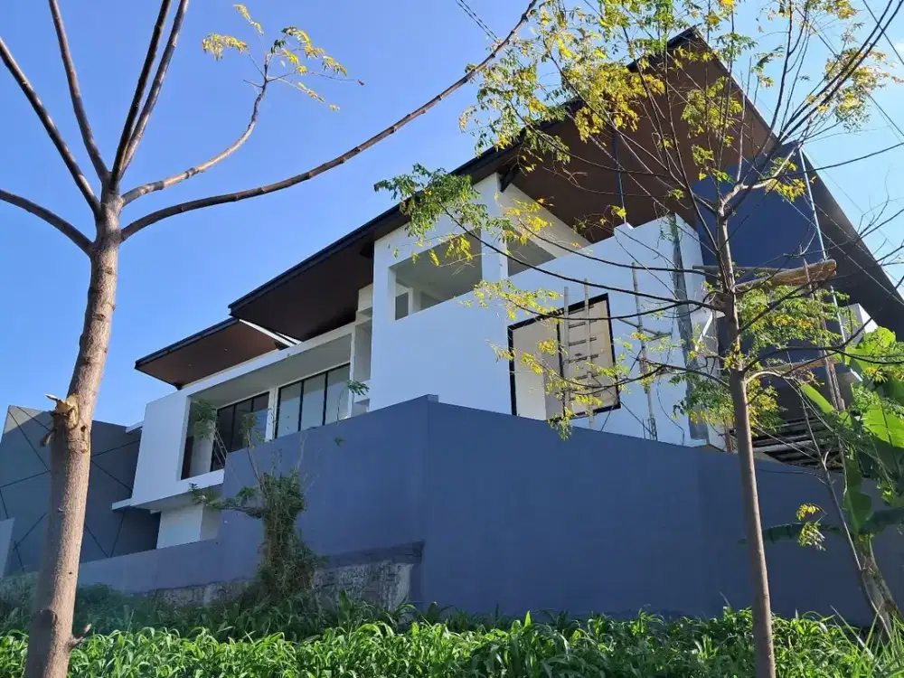 DIJUAL SEGERA Villa Cantik Mewah PLUS Perabot Kolam Renang Full View Kota Batu