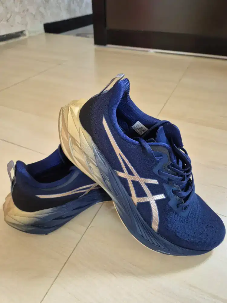 MURAHH!!  2 SEPATU ASICS / NEW BALANCE