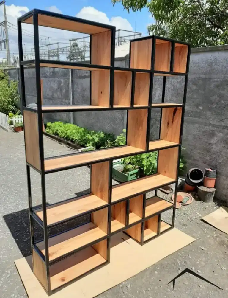 Partisi Industrial Rak Pajangan Rak Hiasan Sekat Ruangan Rangka Besi