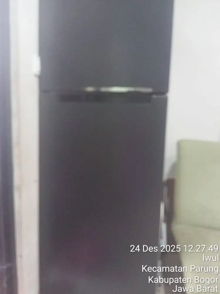 Kulkas second masih dingin dan bersih