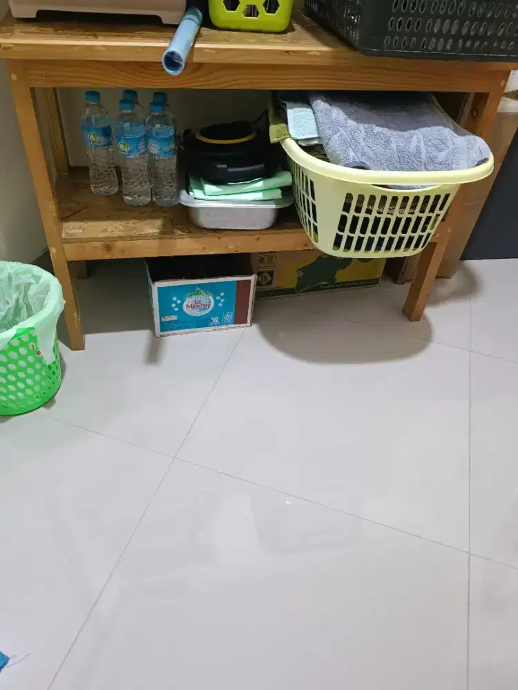 Meja kayu ukuran sedang