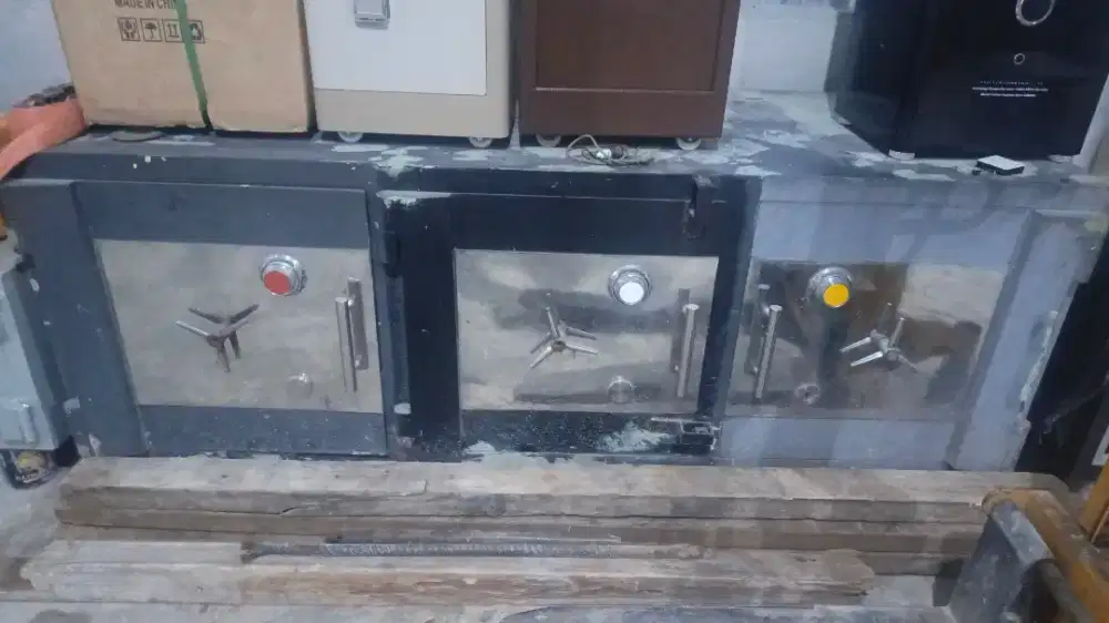 Brankas 2 ton panjang 2 meter lebih 3 pintu cocok untuk toko emas dll