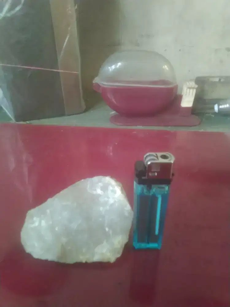 Batu keras menggores kaca