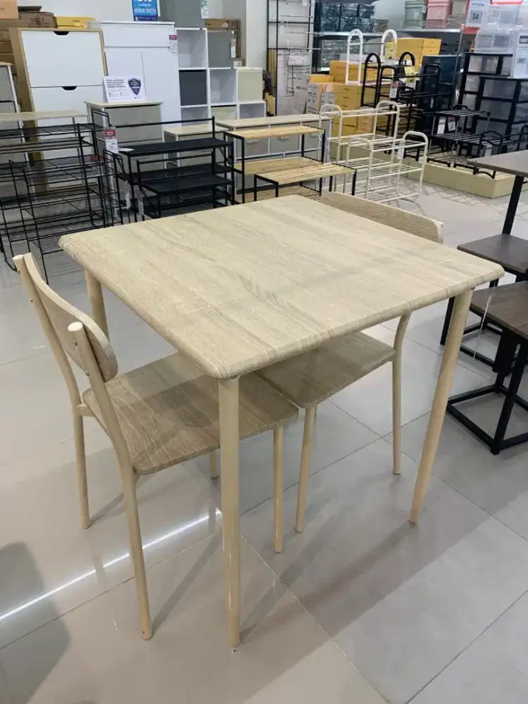 Set meja makan Lamira