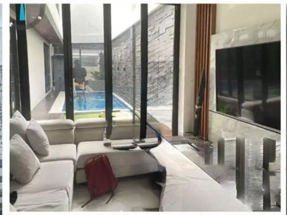 Dijual Rumah Dengan Kolam Renang di Batununggal Bandung