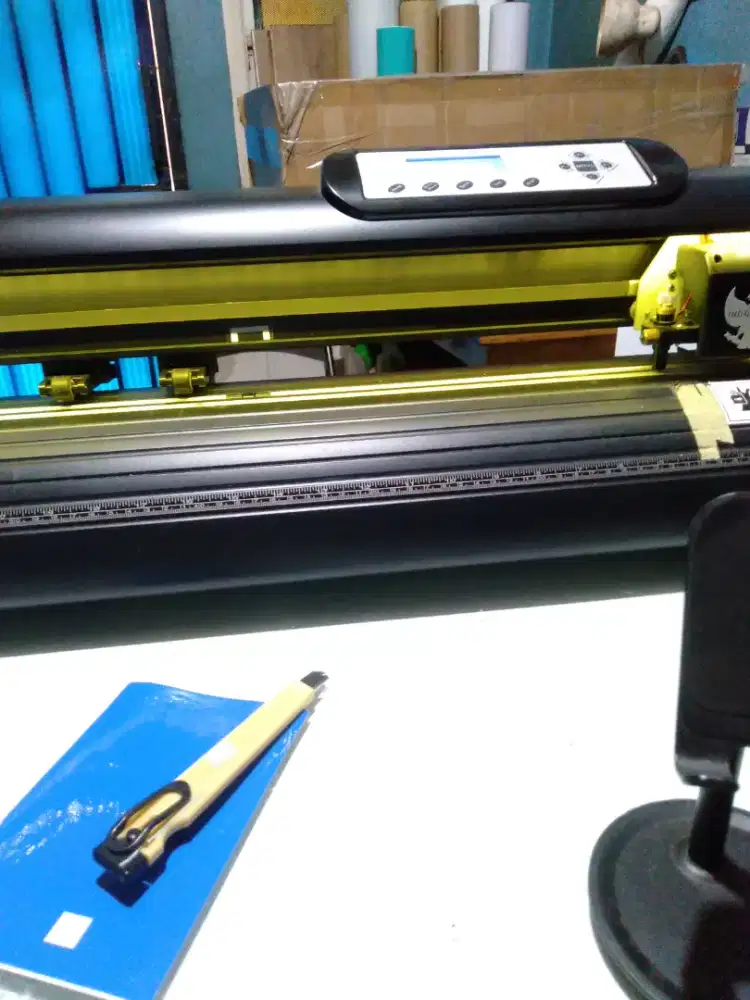 Mengerjakan cutting stiker, poliflek kaos