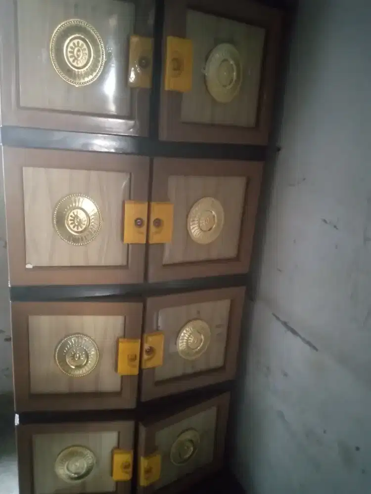 Lemari pakaian 4 lantai