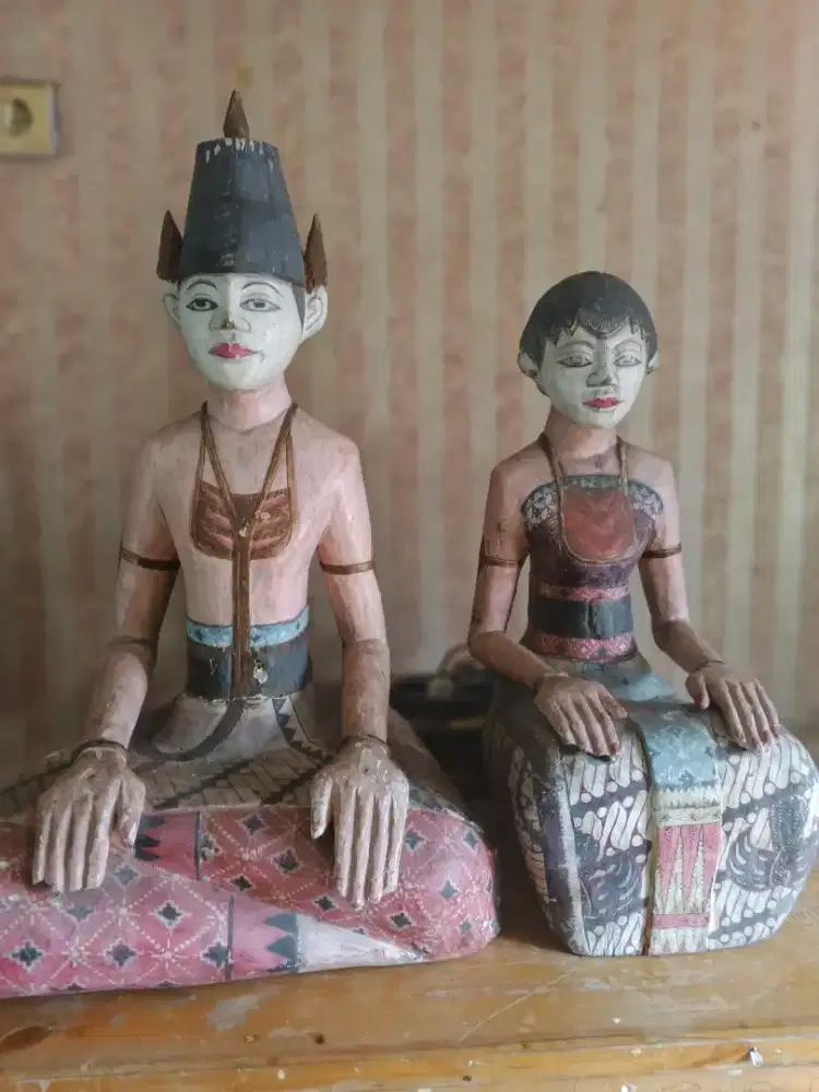 Pajangan kayu pengantin