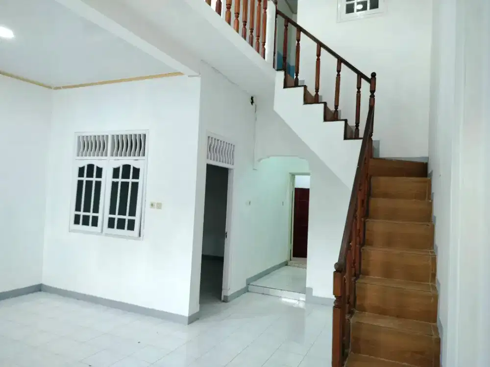 di kontrakan rumah 2  lantai depan kelurahan Srengseng sawah Jaksel