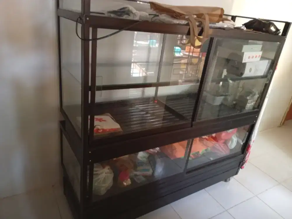 Sale Etalase lemari kaca kondisi mulus cmn lama tersimpan siap pkai