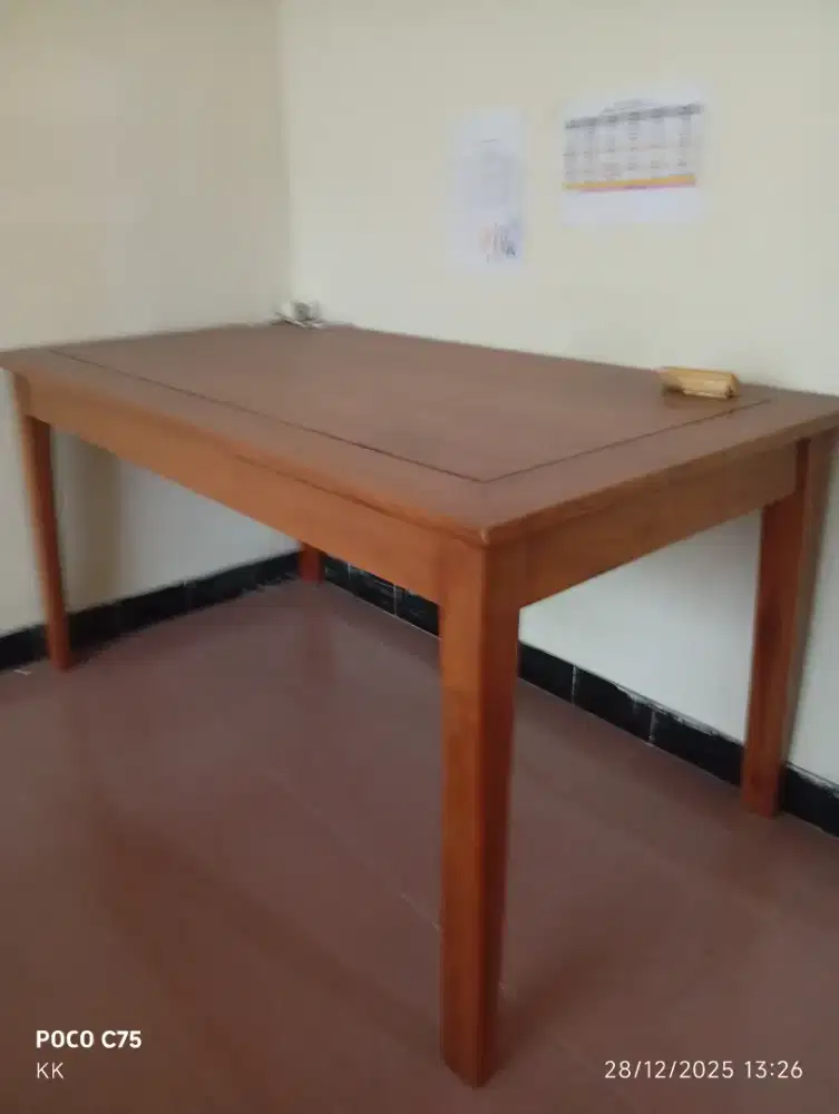 Dijual meh kayu kondisi bagus seperti baru.