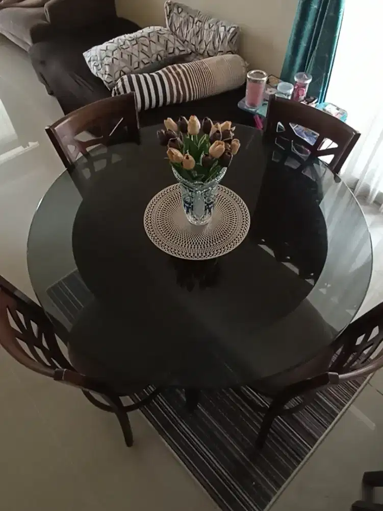 Dijual meja makan bundar + 4 kursi