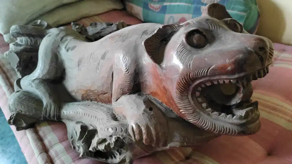 Patung antik bahan kayu jati