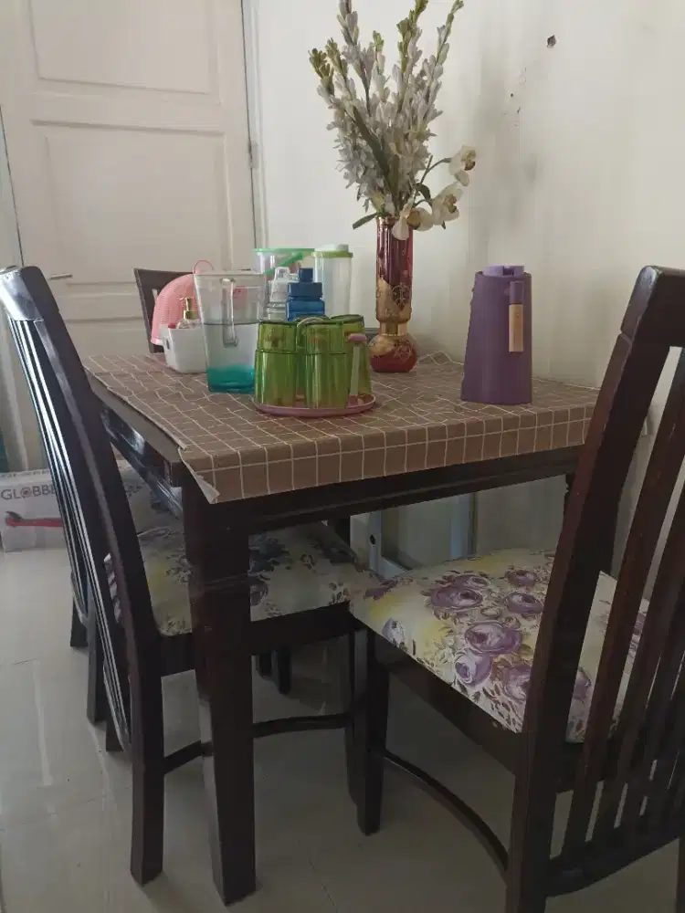 Dijual meja makan + 4 kursi