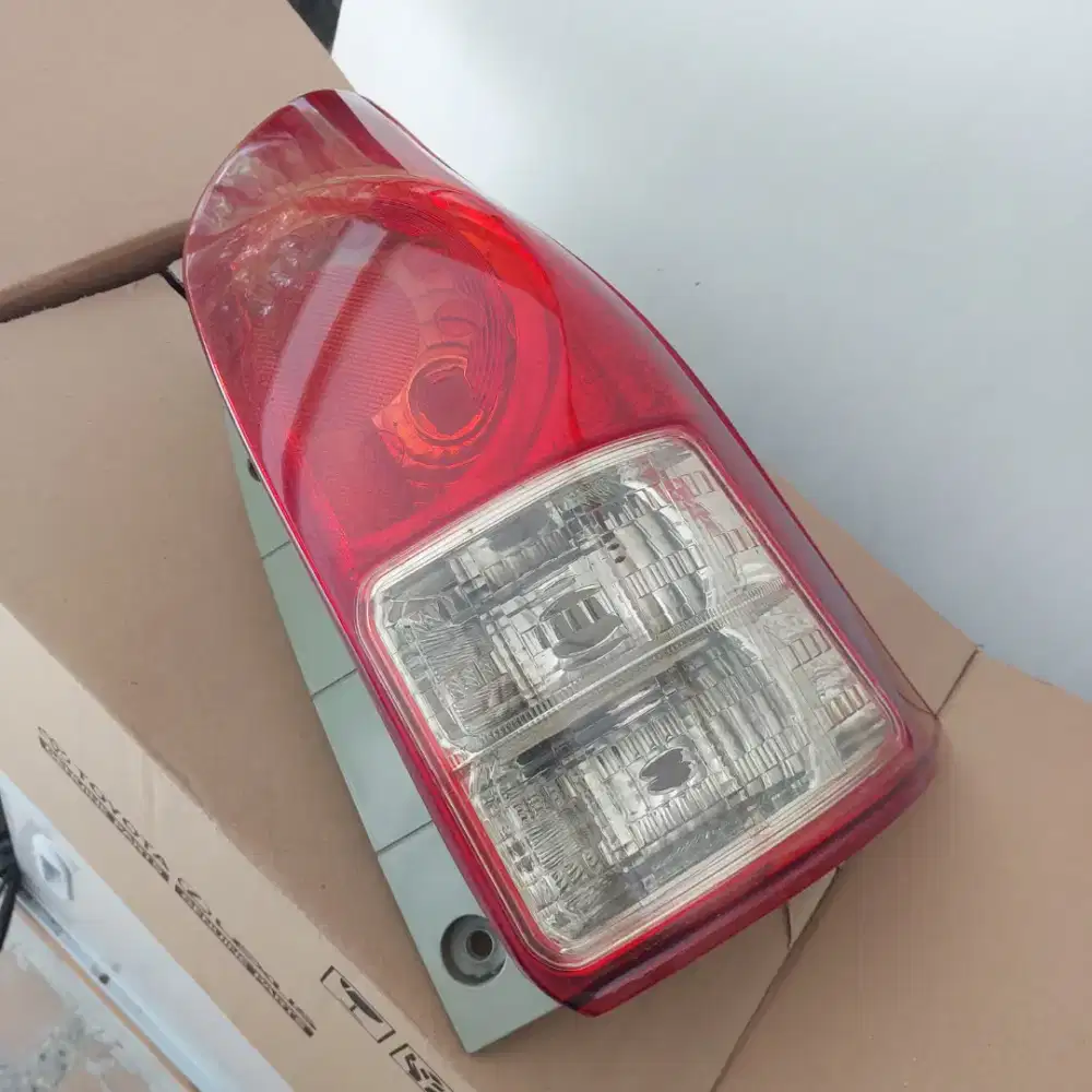 Lampu belakang kanan Avanza /veloz