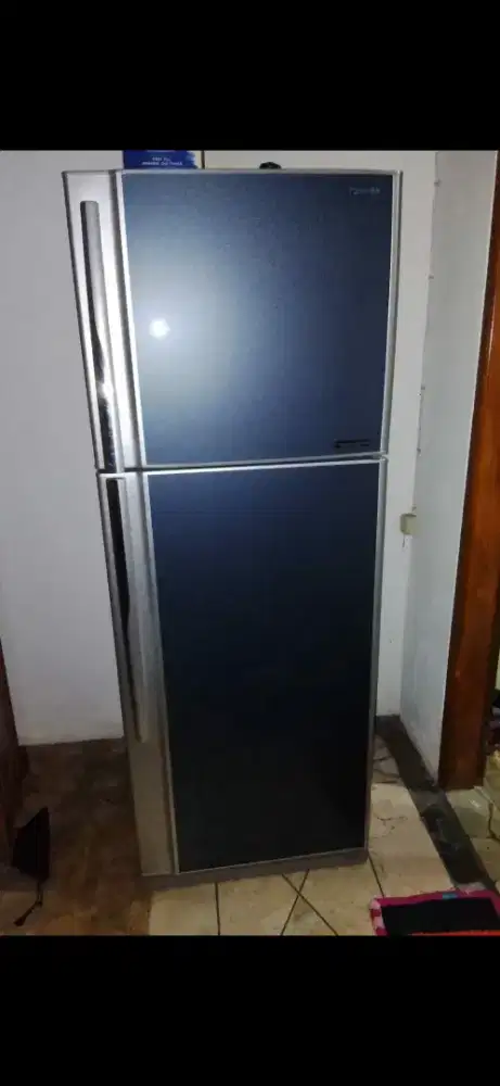 Di jual kulkas merek tosiba dua pintu