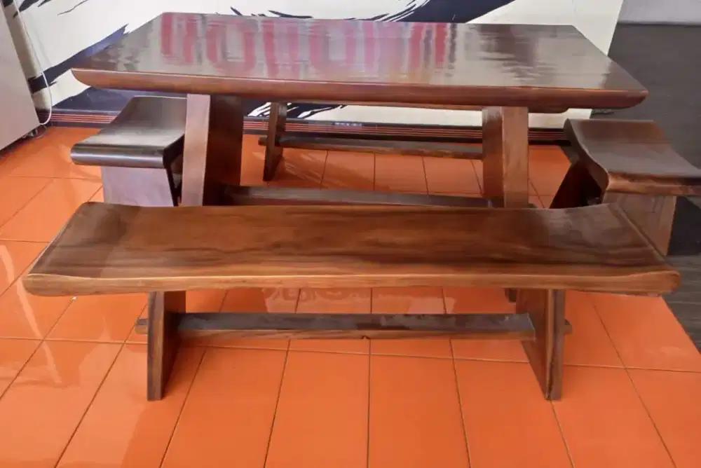 Meja makan kayu trembesi alami