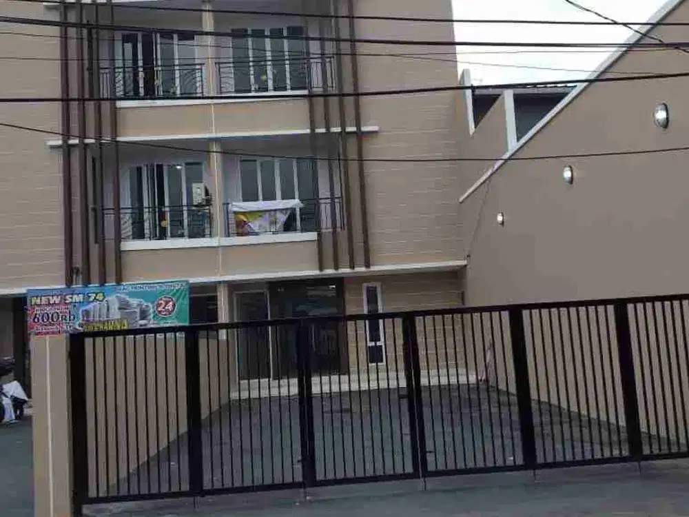 Di Sewakan Murah Ruko Tiga Lantai Plus Rooftop di Lokasi Strategis Pinggir Jalan Jakarta Barat