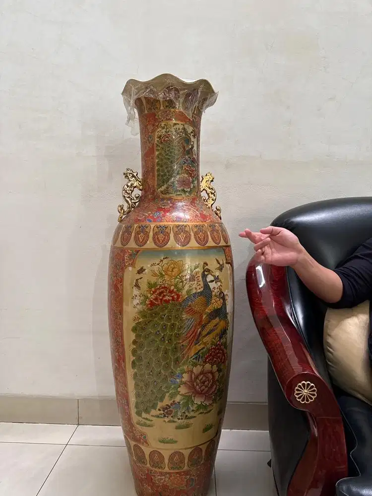 Guci tinggi gambar burung