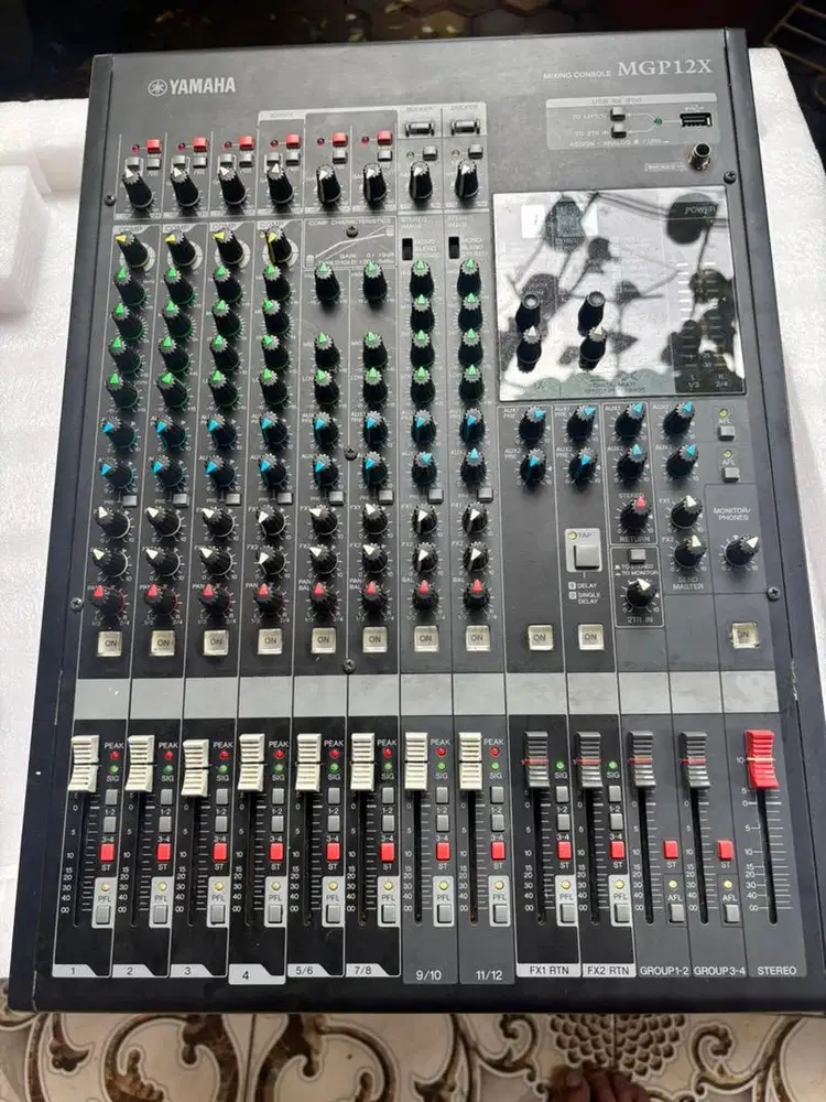 Mixer yamaha MgP12X