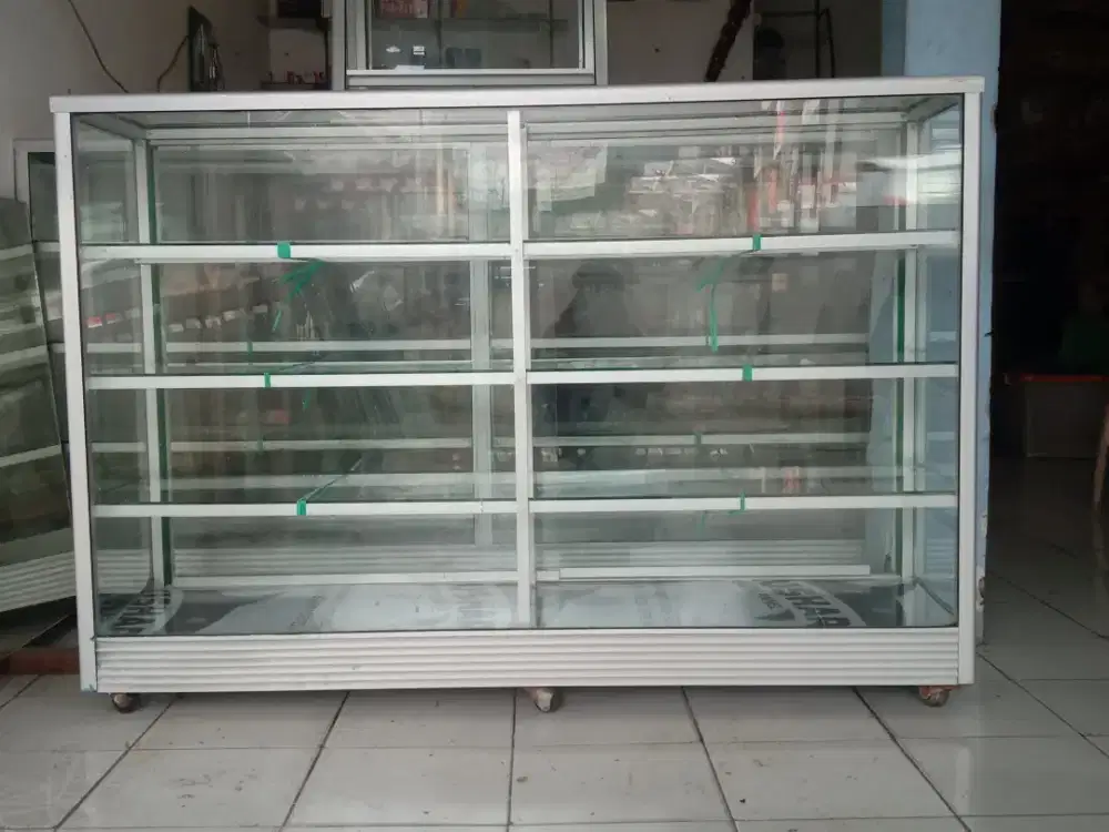 Kaca etalase second